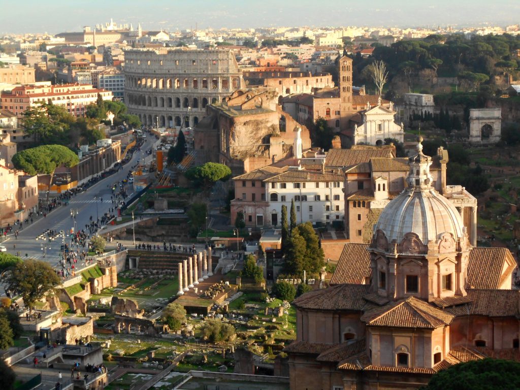 Panorama dalla terrazza del Vittoriano sul Colosseo e la Via dei Fori Imperiali