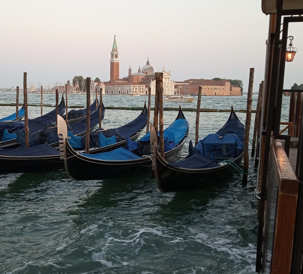 gondole nei canali di venezia
