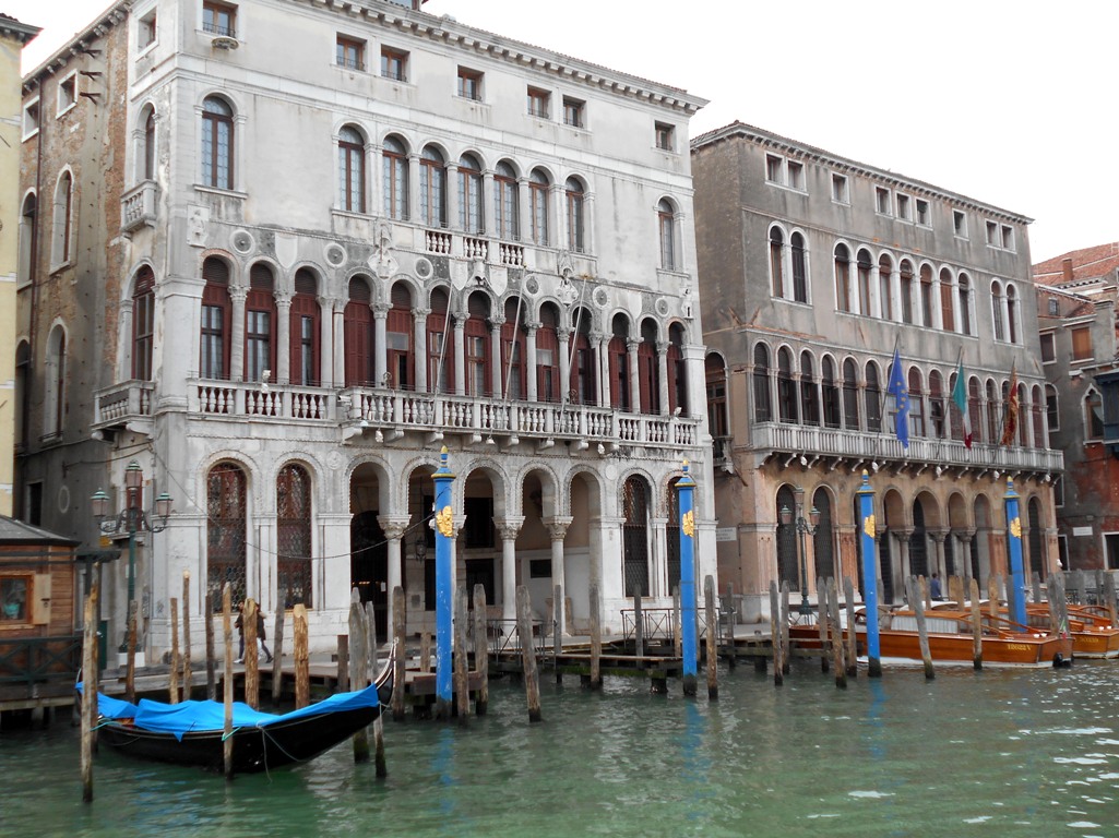 Da sinistra: Ca'Loredan e Ca' Farsetti, palazzi veneziani sul canal grande