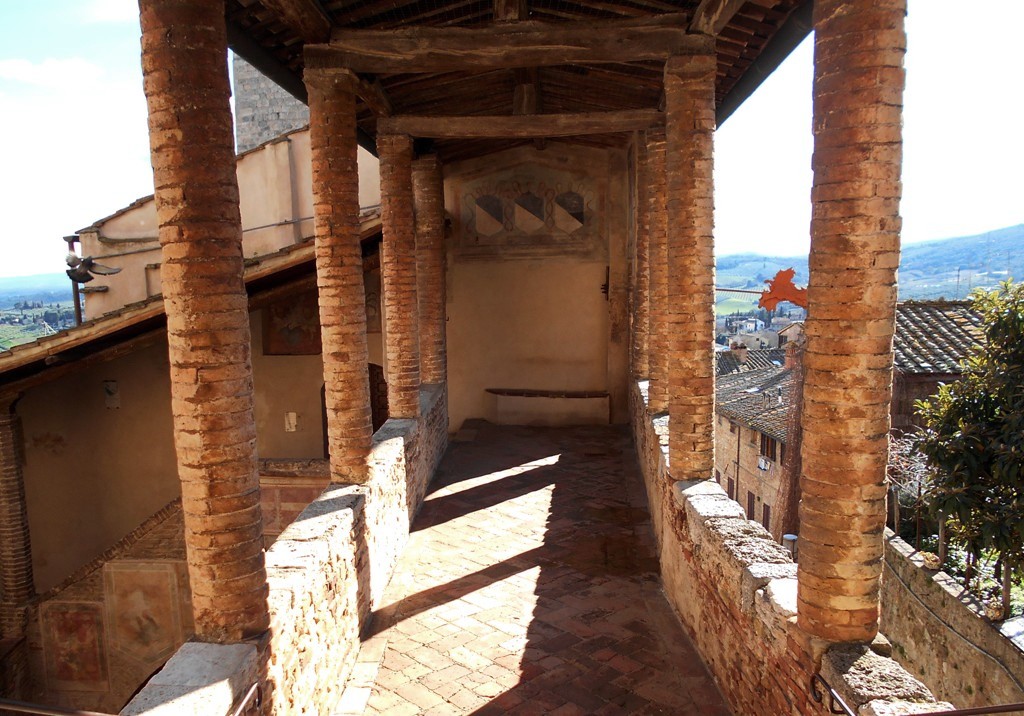 Il cortile medievale del Palazzo Pubblico di San Gimignano
