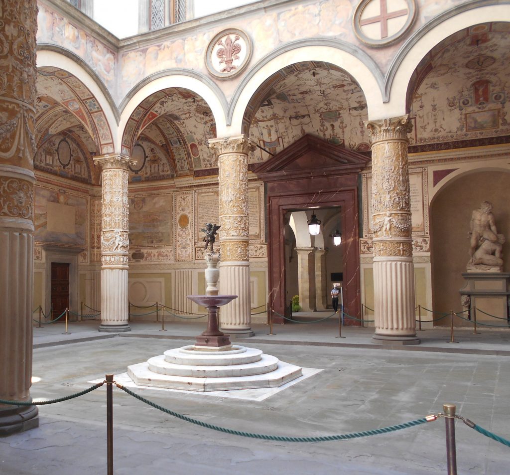 Affreschi del Vasari e fontanina del Verrocchio nel cortile del Palazzo Vecchio