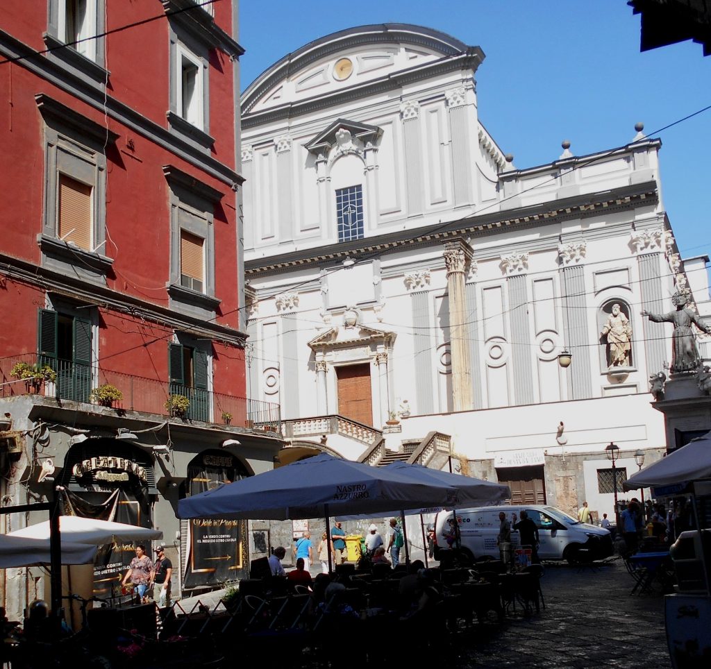 San Domenico Maggiore, caratteristici angoli del centro storico di Napoli