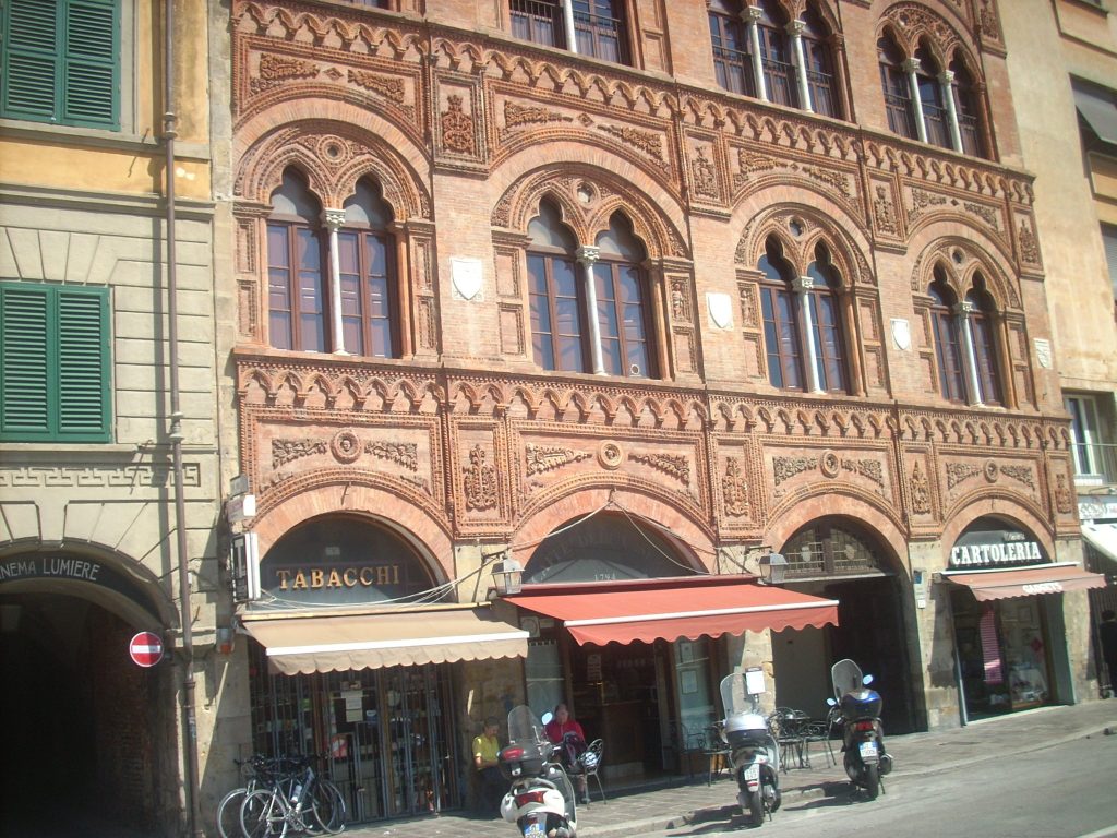 Palazzo Agostini o Dell'Ussero e a fianco l'ingresso al cinema Lumiere