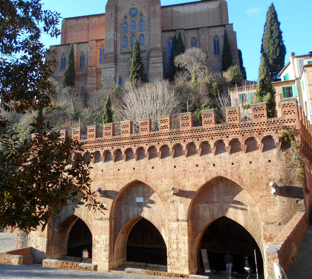 La Basilica di San Domenico e in basso Fontebranda