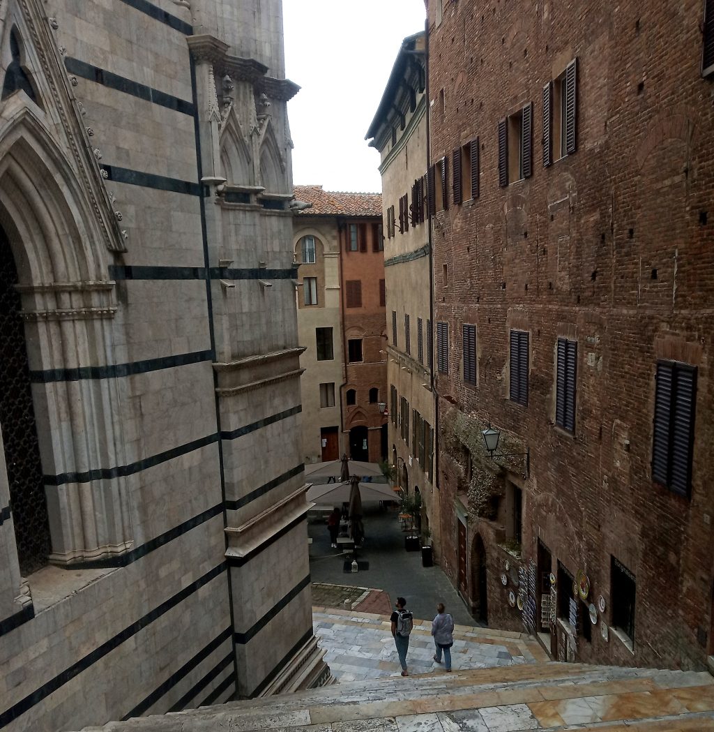 Scale che portano al Battistero, Siena