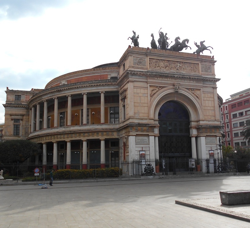 Teatro Politeama, Piazza Castelnuovo