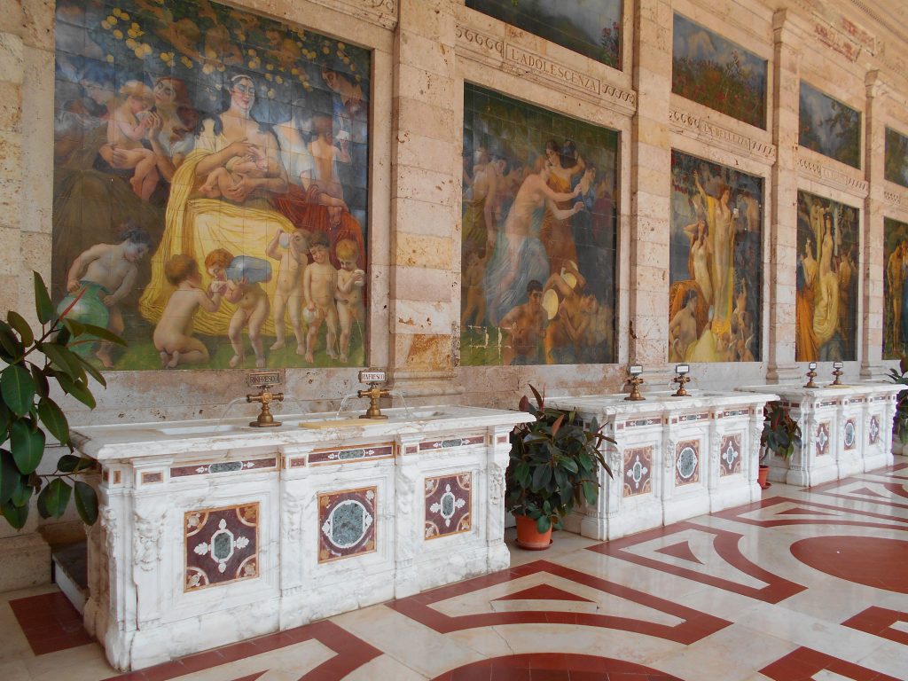 Terme Tettuccio, portico della mescita con le decorazioni di Cascella