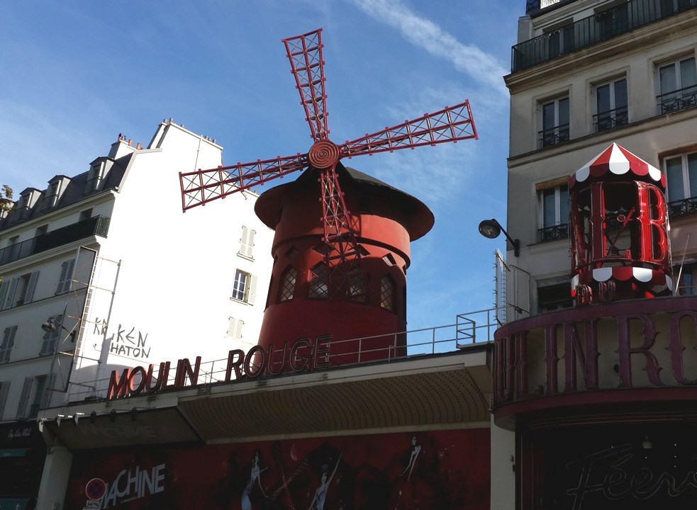  Il Moulin Rouge a Montmartre ai piedi della Butte 