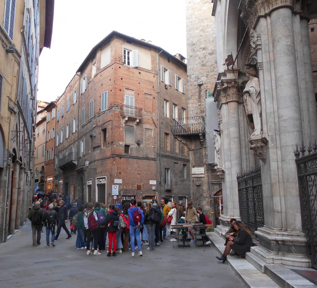 Croce del Travaglio, punto d'incontro delle tre principali vie del centro di Siena