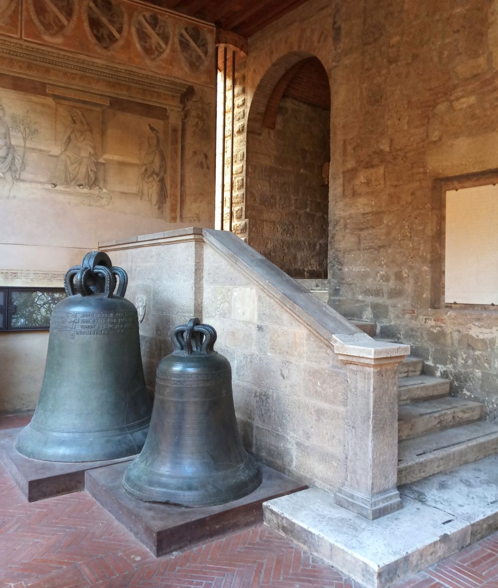 Le antiche campane nel cortile del Palazzo Pubblico