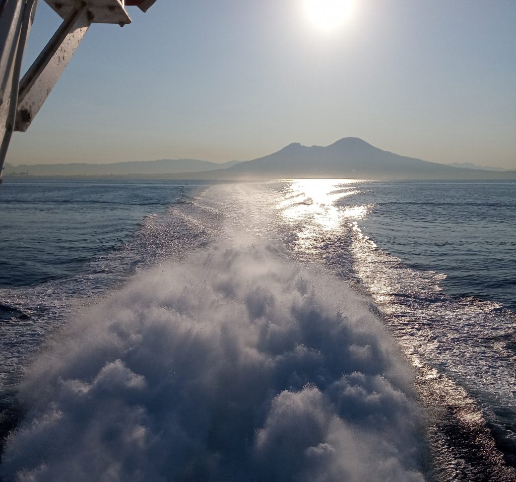 Golfo di Napoli e Vesuvio dal traghetto