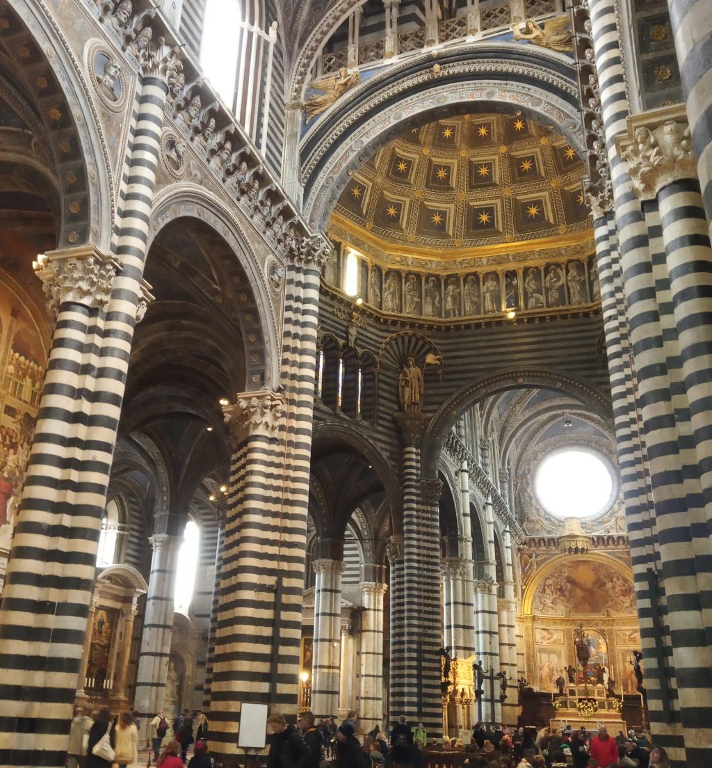 Il bellissimo interno della cattedrale di Siena