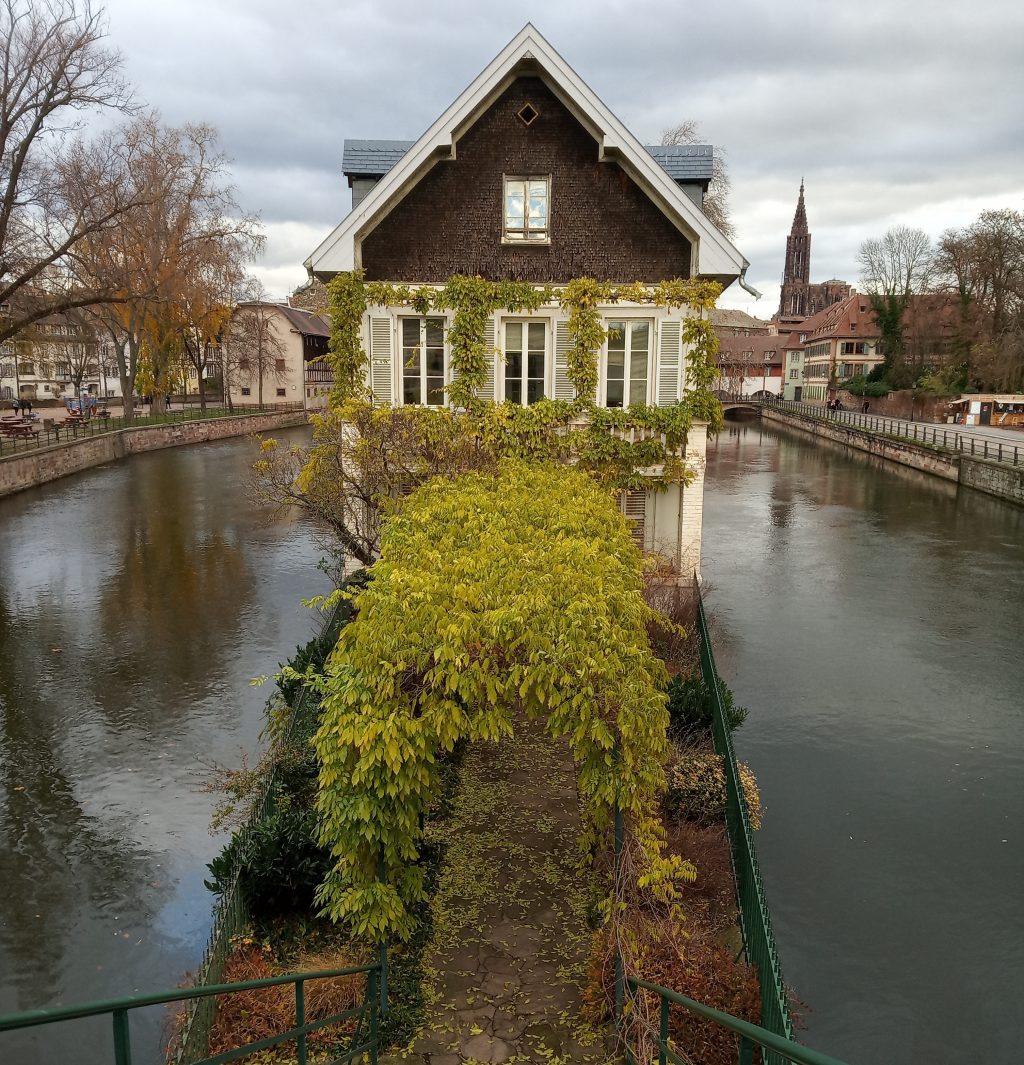 Romantici scorci lungo il fiume a Strasburgo