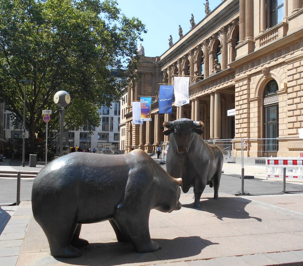 borsa di francoforte, orso e toro sculture