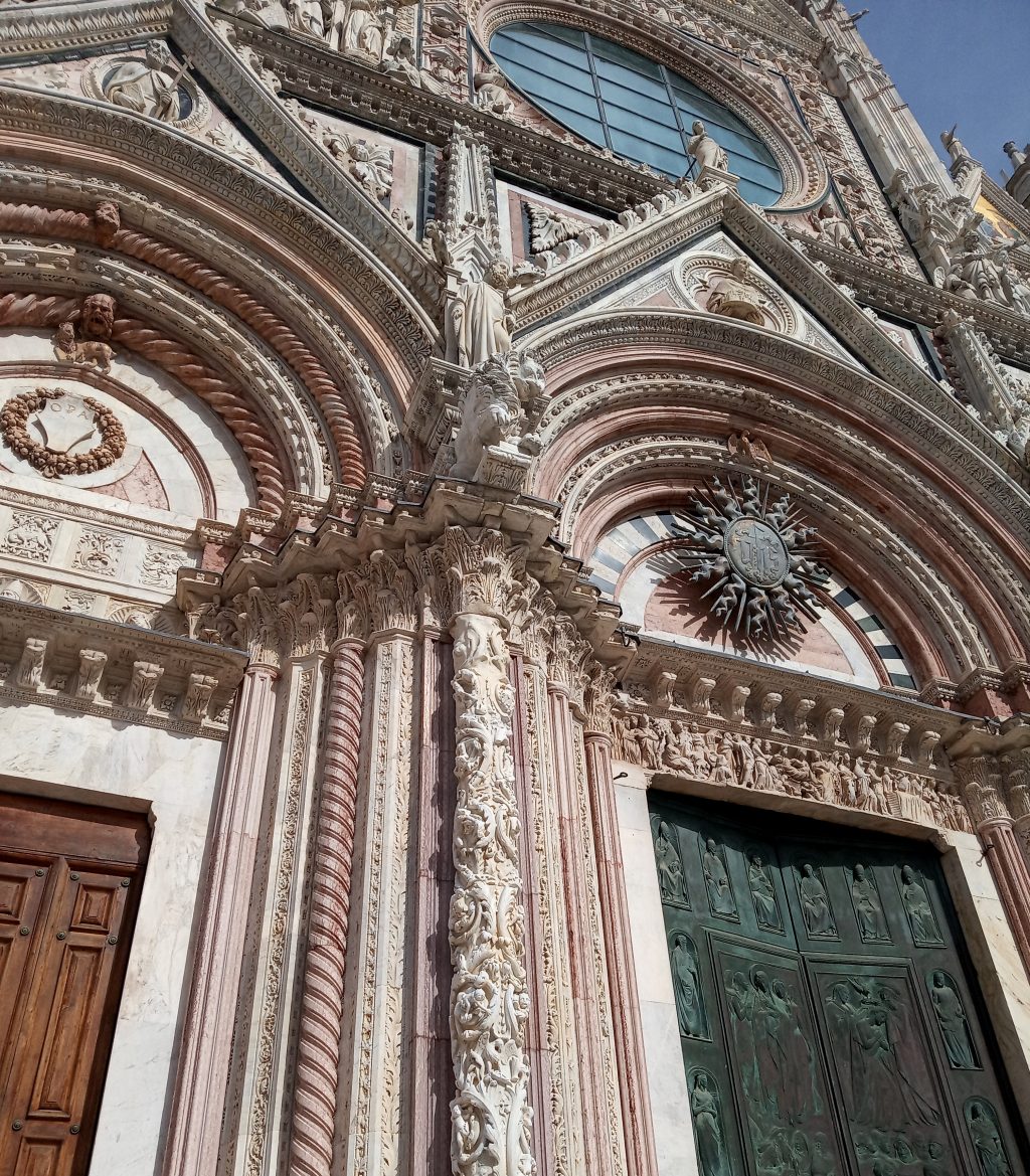 La bellissima facciata del Duomo di Siena